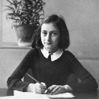 Anne Frank, à l'âge de 12 ans, à l'école à Amsterdam, en 1941. (Domaine public)