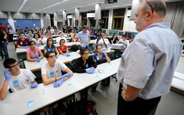 Des étudiants israéliens participent à une expérience de chimie à l'université de Tel Aviv, le 22 septembre 2011 (Crédit photo : Gili Yaari / Flash90)