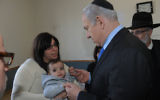 Le Premier ministre Benjamin Netanyahu avec Eva Sandler, l'épouse du rabbin Jonathan Sandler et la mère d'Arieh et Gabriel, victimes de Mohammed Merah, le 22 mars 2012. (Crédit : Amos Ben Gershom/GPO/Flash90)