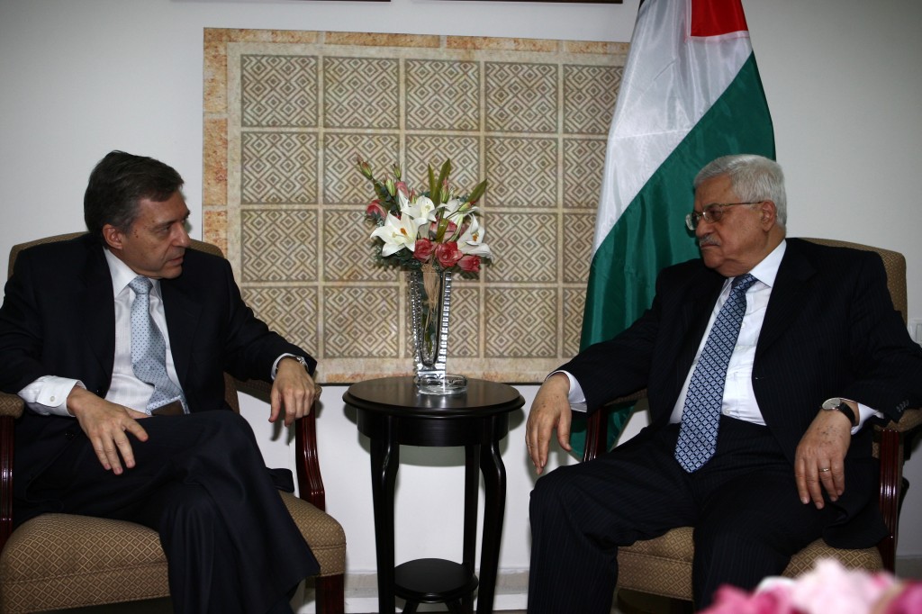 Mahmoud Abbas (right) and Yossi Beilin meet in Ramallah, August 2008 (photo credit: Omar Rashidi/FLASH90)