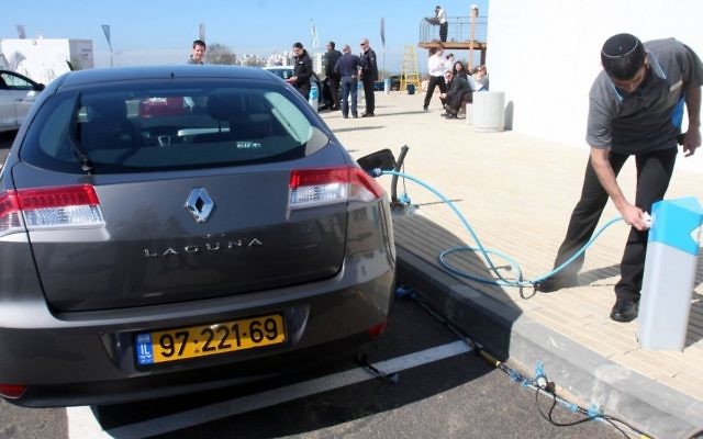 Un véhicule Renault électrique se recharge à Ramat Hasharon, en Israël. 7 février 2010. (Roni Schutzer/Flash90/Maariv Out)