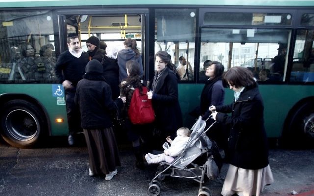 Photo illustrative de femmes ultra-orthodoxes entrant dans un bus par la porte arrière à Mea Shearim, Jérusalem, en 2011. (Uri Lenz/Flash90/File)