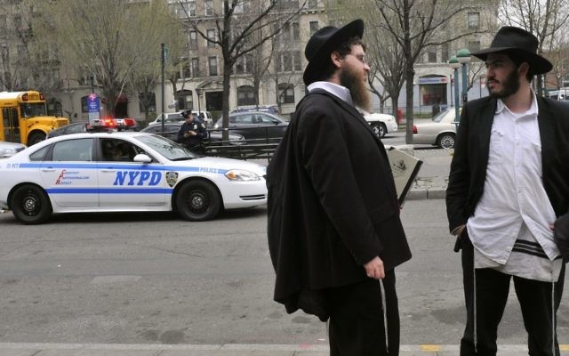 Illustration : deux Juifs orthodoxes à Brooklyn, dans le quartier de Crown Heights, le 21 mars 2012. (Crédit : Serge Attal/Flash90)