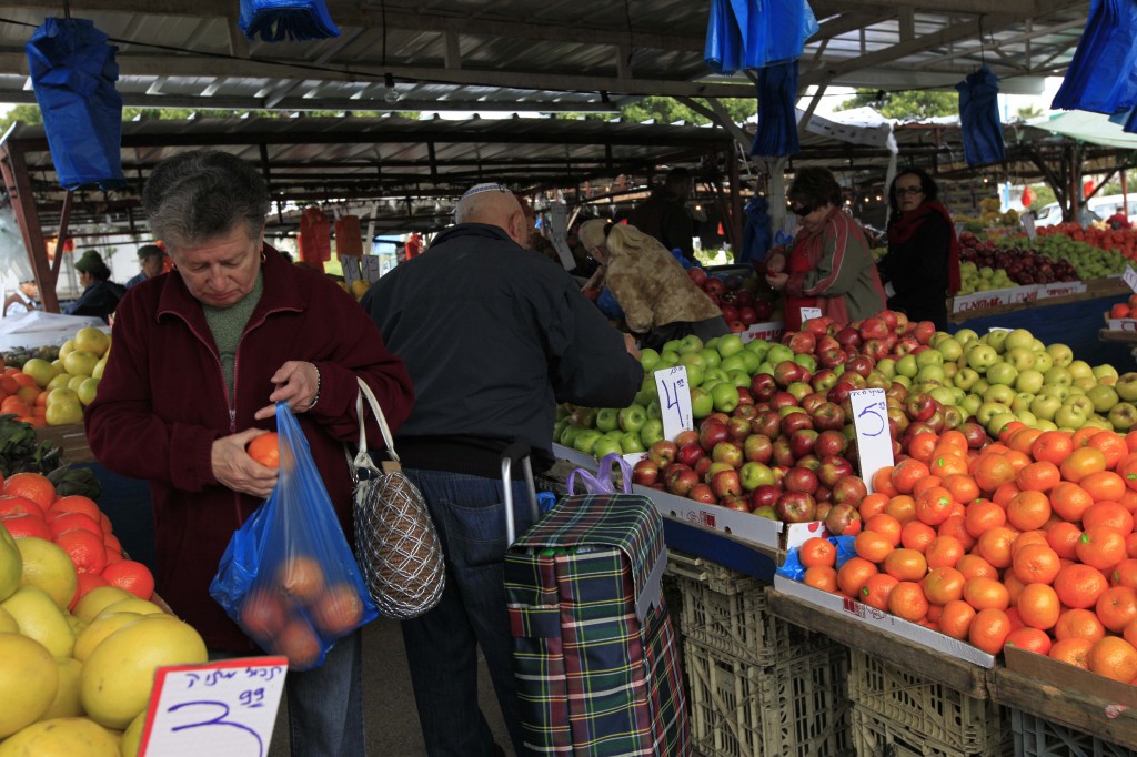 Ashkelon residents buying vegetables and fruits in the open market (photo credit: Tsafrir Abayov/Flash90)