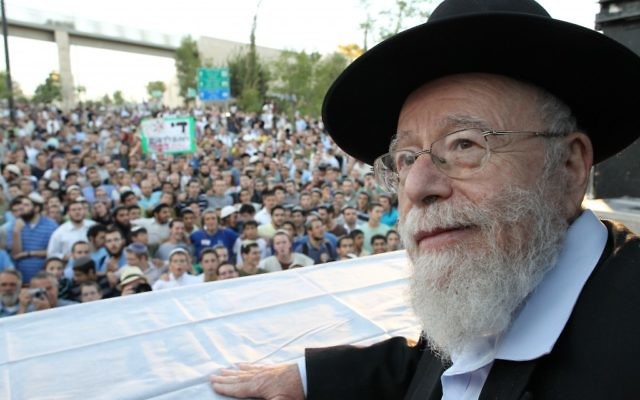 Le rabbin Dov Lior à un rassemblement devant la cour suprême à Jérusalem en juillet 2011. (Crédit : Nati Shohat/Flash90)