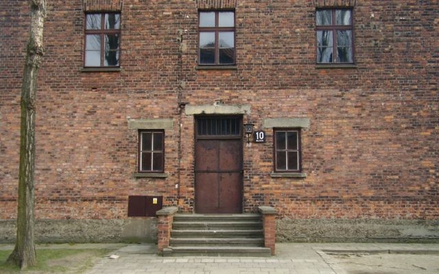 Le "Block 10" du camp d'extermination d'Auschwitz, où Josef Mengele menait des expériences médicales sur les détenus du camp. (Crédit : VbCrLf/CC-BY-SA/Wikimedia Commons)
