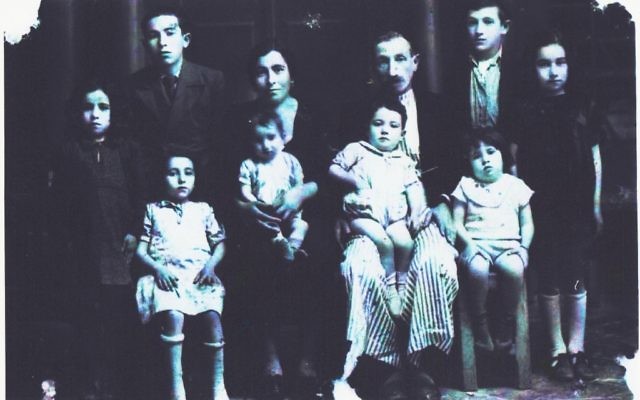 Les Bagdadi, une famille juive d'Alep, en Syrie, vers 1940. D'Alep, et d'autres villes et villages à travers l'Afrique du Nord et le Moyen-Orient, environ 850 000 Juifs ont été chassés de leurs maisons à partir du milieu du 20e siècle (Autorisation Ron Asher)