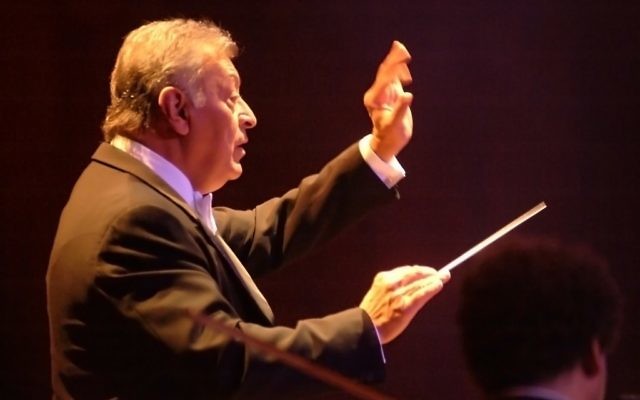 Le chef d'orchestre Zubin Mehta dirige l'orchestre philharmonique d'Israël à Tel Aviv, le 28 octobre 2007. (Crédit : Jorge Novomisky/Flash90)