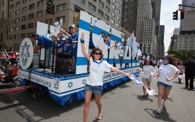 Illustration : De jeunes émissaires de l'Agence juive pour Israël dansant sur la Cinquième Avenue lors de la parade annuelle "Celebrate Israel", à Manhattan. (Crédit : David Karp)