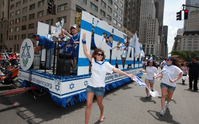 Illustration : De jeunes émissaires de l'Agence juive pour Israël dansant sur la Cinquième Avenue lors de la parade annuelle "Celebrate Israel", à Manhattan. (Crédit : David Karp)