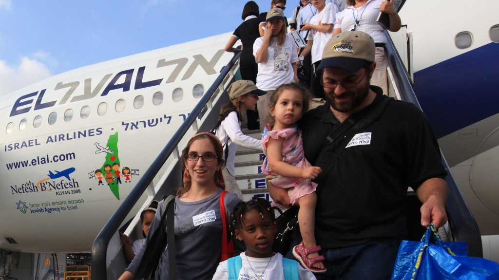New immigrants from USA and Canada arriving at Ben Gurion Airport (photo credit: Kobi Gideon/Flash90)
