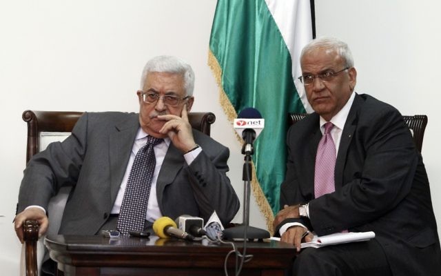 Le président de l'AP Mahmoud Abbas et le négociateur en chef palestinien Saeb Erekat (Crédit : Uri Lenzi/Flash90)