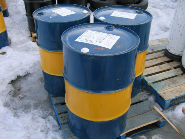 Barrels of petroleum (CC-BY-SA, by Trevor MacInnis, Wikimedia Commons)