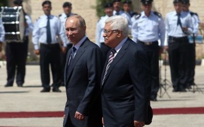 Le président russe Vladimir Poutine, à gauche, avec le président de l'Autorité palestinienne Mahmoud Abbas, à Bethléem, en 2011. (Crédit : Issam Rimawi/Flash90)