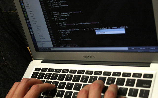 Un hacker sur un ordinateur. Photo d'illustration. (Crédit : CC BY-SA HackNY, Flickr)