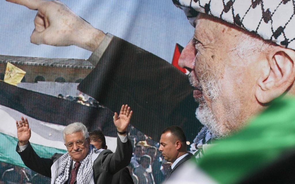 Mahmoud Abbas, président de l'Autorité palestinienne, commémore la mort de Yasser Arafat, en novembre 2008. (Crédit : Issam Rimawi/Flash90)