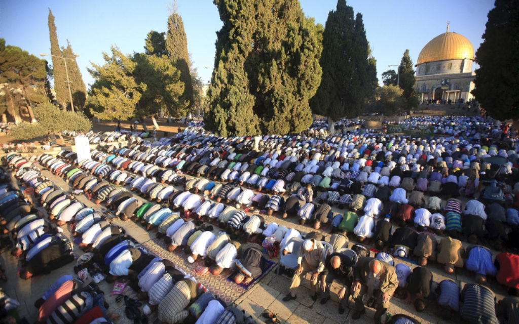 Fidèles musulmans devant la mosquée Al-Aqsa, à Jérusalem, pendant le Ramadan 2011. (Crédit : Sliman Khader/Flash90)