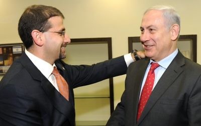 Le Premier ministre Benjamin Netanyahu (à droite) rencontre l'ambassadeur des États-Unis en Israël, Dan Shapiro, à Tel Aviv en 2011. (Crédit photo : Matty Stern/ Ambassade des États-Unis/Flash90)