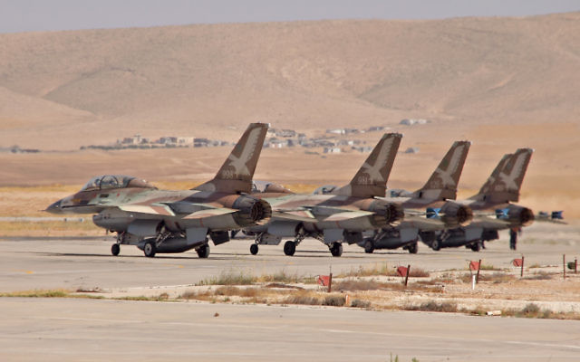Des F-16B de l'armée de l'air israélienne, en juin 2011. Illustration. (Crédit : Ofer Zidon/Flash90)
