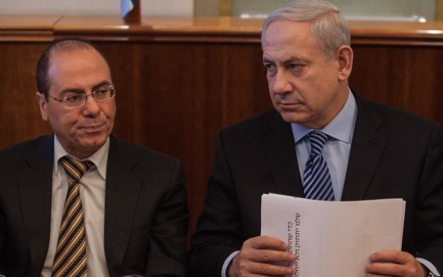 Le Premier ministre Benjamin Netanyahu, à droite, et  le vice-Premier ministre Silvan Shalom (Crédit : Uri Lenz/Flash90)