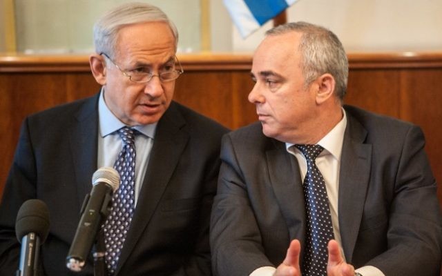 Benjamin Netanyahu et  Yuval Steinitz, le 30 juillet 2012 (Crédit photo : Uri Lenz/Flash90)