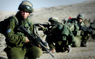 Illustration : Le bataillon Caracal, unité combattante mixte, pendant un entraînement en novembre 2007. (Crédit : Yoni Markovitzki/unité des porte-paroles de l'armée israélienne/Flash90)