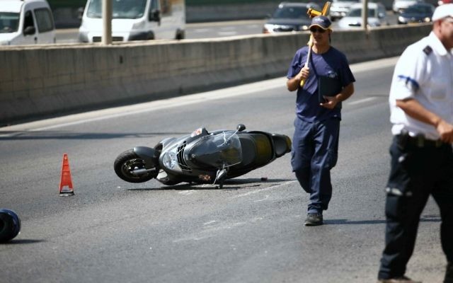 Illustration : Une moto à terre après un accident. (Crédit : Yehoshua Yosef/Flash90)