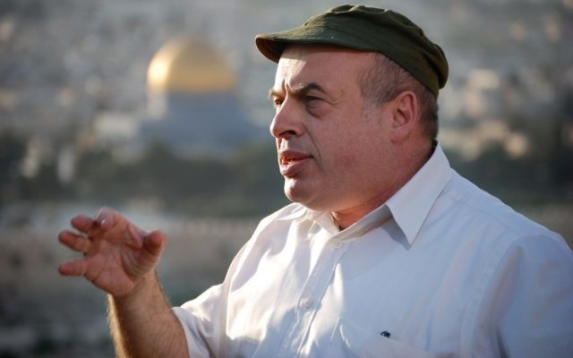 Natan Sharansky, président de l'Agence juive, devant la Vieille Ville de Jérusalem. (Crédit : Oren Fixler/Flash90)
