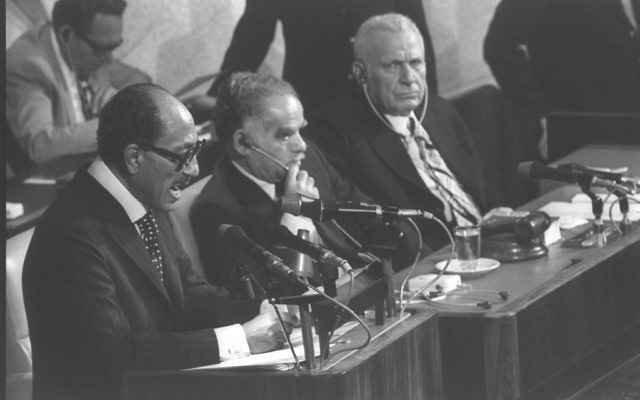 Le président égyptien Anwar Sadat prend la parole à la Knesset au cours de sa visite en Israël, le 20 novembre 1977. (Crédit : Flash90)