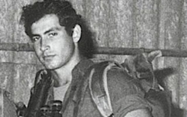 Benjamin Netanyahu, alors soldat de la Sayeret Matkal (Crédit : Wikicommons/GPO)