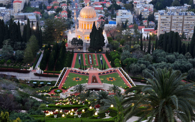 Le temple Bahai et ses jardins à Haifa (Crédit : Shay Levy/ Flash90)