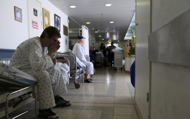 Un patient dans le couloir de l'hôpital Barzilai à Ashkelon. (Crédit: Tsafrir Abayov/Flash90)