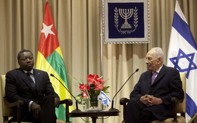 Le président du Togo, Faure Essozimna Gnassingbé, reçu par Shimon Peres, alors président d'Israël, à Jérusalem, en novembre 2012. (Crédit : Yoav Ari Dudkevitch/Flash90)