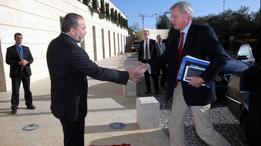 Swedish Foreign Minister Carl Bildt, right, being greeted by his Israeli counterpart Avigdor Liberman in Jerusalem last year. (photo credit: Yossi Zamir/Flash90)