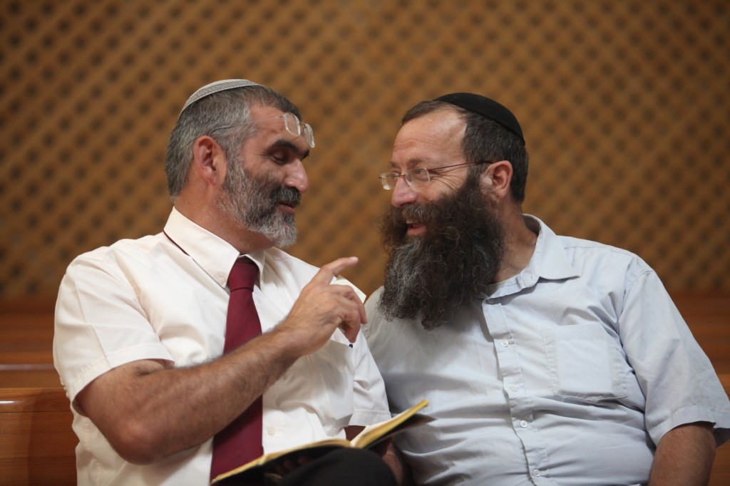 Baruch Marzel speaks with MK Michael Ben-Ari, Sep 6 2012. (photo credit: Yoav Ari Dudkevitch/Flash90)