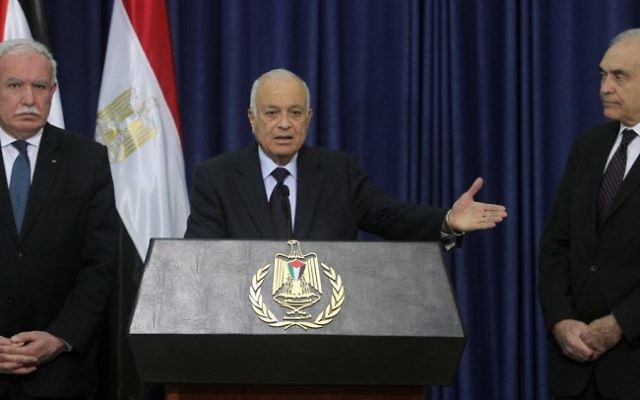 Le secrétaire général de la Ligue arabe Nabil Elaraby (au centre), avec le ministre égyptien des Affaires étrangères Mohamed Kamal Amr (à droite) et le ministre palestinien des Affaires étrangères Riyad al-Maliki (à gauche), pendant une conférence de presse à Ramallah, en décembre 2012. (Crédit : Issam Rimawi/Flash90)