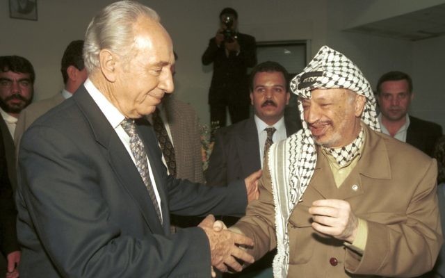 Shimon Peres et le dirigeant palestinien Yasser Arafat à Ramallah, le 14 mai1997. (Crédit : Flash90)