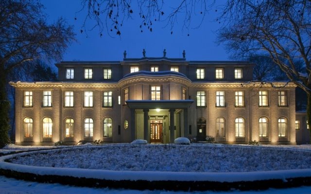 La Maison de la Conférence de Wannsee à Berlin, où le Troisième Reich a conçu la Solution finale en janvier 1942, est aujourd'hui un mémorial et un musée. (Autorisation de la Maison de la Conférence de Wannsee via JTA)