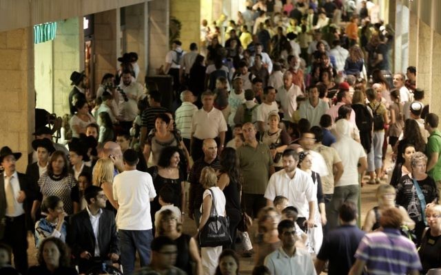La foule au centre commercial Mamilla à Jérusalem  (Crédit : Abir Sultan/Flash 90)
