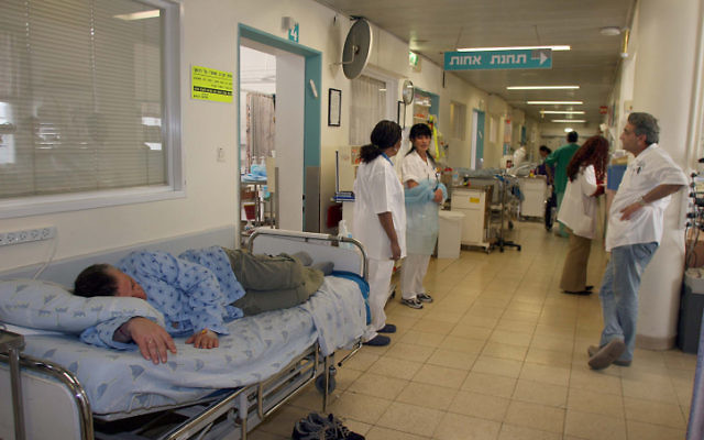 Le Centre Médical Sourasky Ichilov, surchargé, Tel Aviv. (Crédit photo : Gideon Markowicz/Flash90)