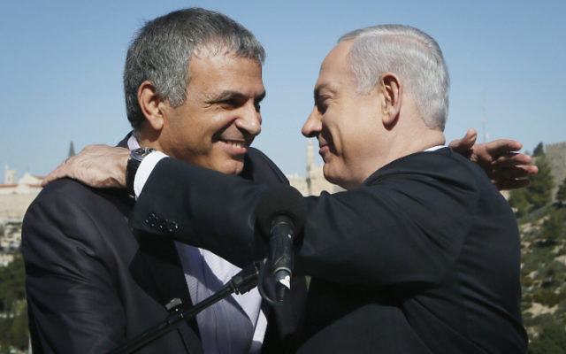 Benjamin Netanyahu et Moshe Kahlon, le 21 janvier 2013. (Crédit : Miriam Alster/Flash90)