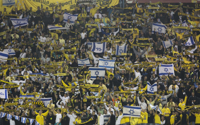 Les fans Beitar Jérusalem au stade Teddy, le 29 janvier 2012. (Crédit : Yonatan Sindel/Flash90)