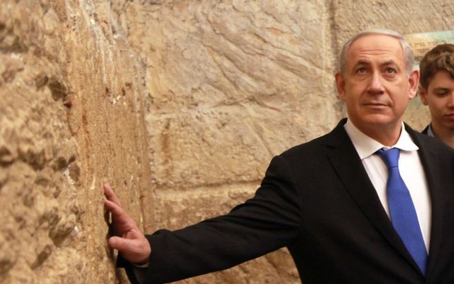 Le Premier ministre Benjamin Netanyahu au mur Occidental  (Crédit : Marc Israel Sellem/POOL/FLASH90)