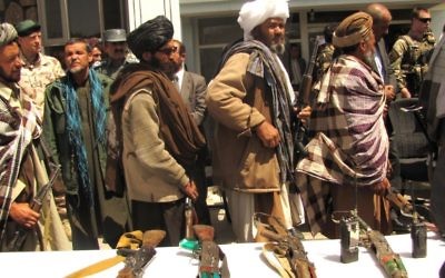 Photo illustrative d'anciens combattants talibans, Afghanistan, mai 2013. (Crédit : Joe Painter/US Department of Defense)