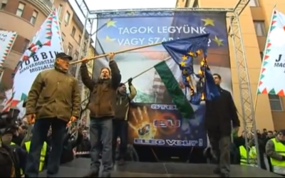 Des partisans du parti Jobbik brûlent un drapeau de l'UE lors d'un rassemblement en 2012 à Budapest (Crédit : Capture d'écran/YouTube téléchargée par  Euronews)
