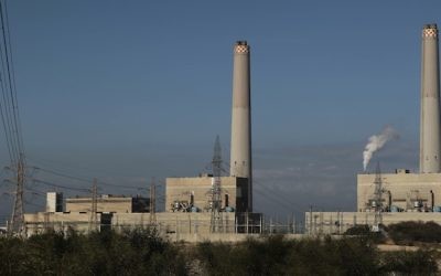 La centrale électrique d'Eshkol en Israël, la première à produire de l'électricité à partir de gaz naturel, dans la ville côtière d'Ashdod (Crédit : Tsafrir Abayo/Flash90)