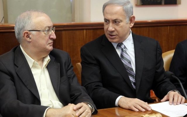 Manuel Trajtenberg, à gauche, avec le Premier ministre Benjamin Netanyahu, en février 2013. (Crédit : Marc Israel Sellem/Pool/Flash90)