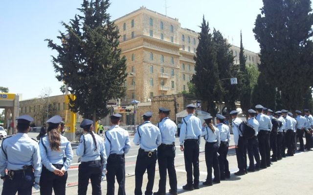 Des policiers israéliens encerclent le King David Hotel. (Crédit : autorisation)
