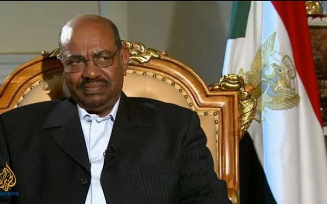 Le président soudanais Omar al-Bachir pendant un entretien télévisé en janvier 2011. (Crédit : capture d'écran Youtube/AlJazeera English)