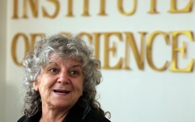 La lauréate du prix Nobel Ada Yonath, professeure à l'institut des sciences Weizmann lors d'une conférence de presse à Rehovot (Crédit : FLASH90)
